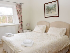 8 bedrooms, free WiFi, bed sheets - 8 bedroom accommodation in Horbling, near Sleaford (Horbling, near Sleaford)