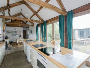 Oppvaskmaskin, høy barnestol og kjøkkenutstyr