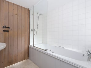 Bathroom - 4 bedroom accommodation in Burrow, Kirkby Lonsdale (Burrow, Kirkby Lonsdale)