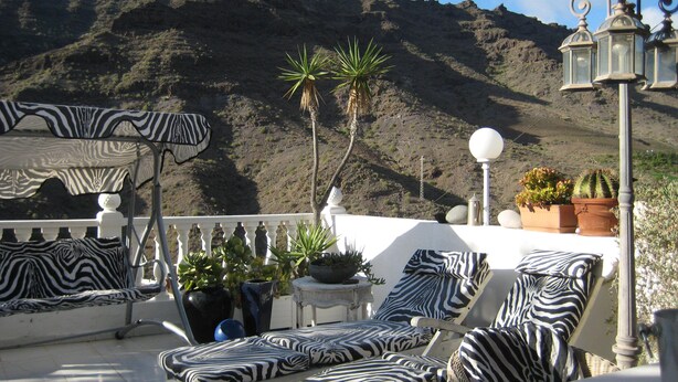 A terrace with lounge chairs and a view of mountains. - Relax as a couple on the large terrace, view of the mountains, Wi-Fi (Mogan)