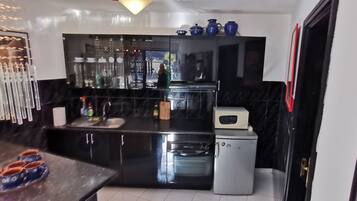 Een koelkast, een magnetron, een oven, een kookplaat