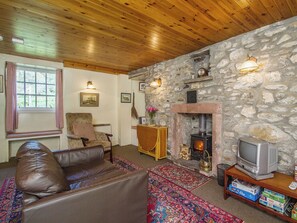 Fireplace - 1 bedroom accommodation in Glenprosen, by Kirriemuir (Glenprosen, by Kirriemuir)
