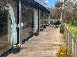 Outdoor dining - Rural location, views to woods and large garden. (Steyning)