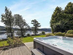 Outdoor spa tub - 3 bedroom accommodation in Brig o&rsquo;Turk, near Callander (Brig o&rsquo;Turk, near Callander)