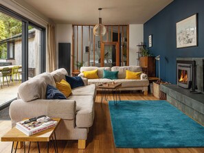 TV, fireplace