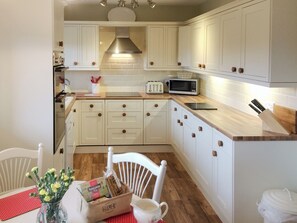 Dishwasher, high chair, freezer - 4 bedroom accommodation in Scarborough (Scarborough)