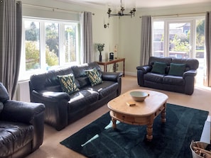 TV, fireplace - 4 bedroom accommodation in Scarborough (Scarborough)