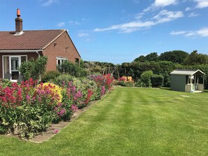 Property grounds - 4 bedroom accommodation in Scarborough (Scarborough)