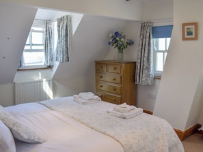 4 bedrooms, free WiFi, bed sheets - Captains Cottage - E3643 (Whitby)