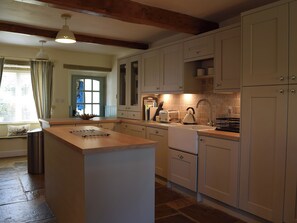 Dishwasher - 3 bedroom accommodation in Linton Falls, near Grassington (Linton Falls, near Grassington)