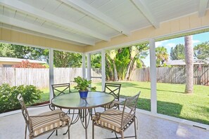 Outdoor dining - 2 miles to #1 Beach Siesta Key (Sarasota)
