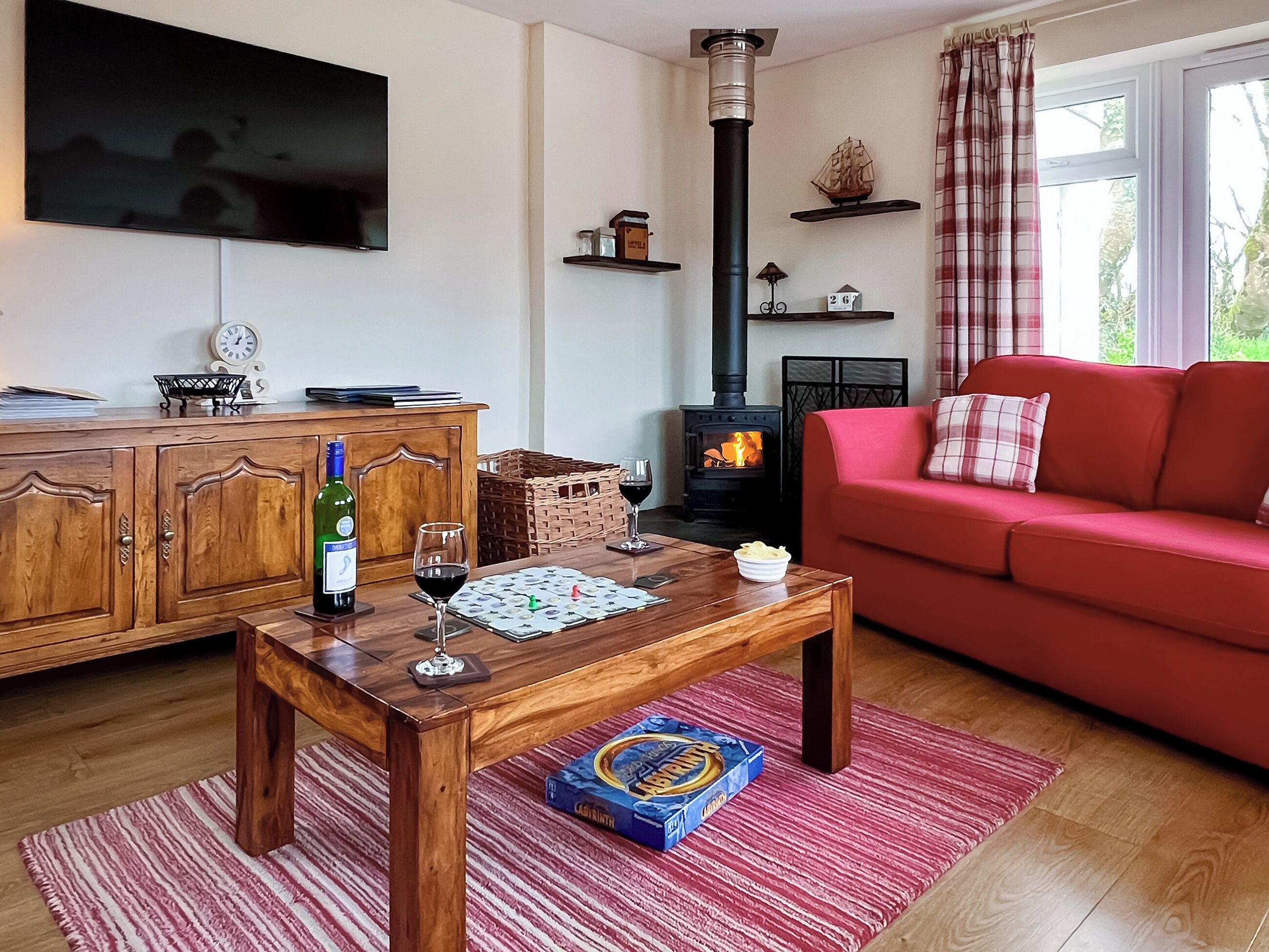 TV, fireplace
