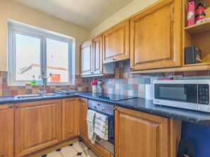 Oppvaskmaskin og høy barnestol