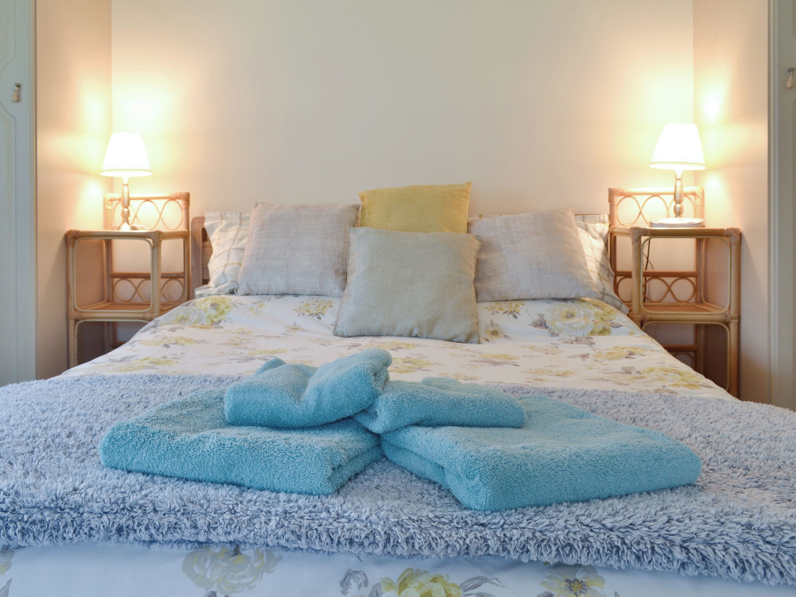 1 bedroom, bed sheets