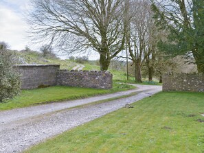 A rural road with stone walls and trees. - 1 bedroom accommodation in Priddy, near Wells (Priddy, near Wells)