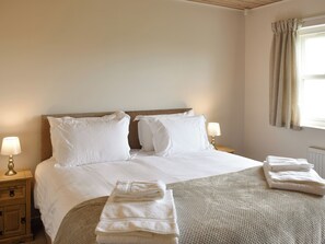 3 bedrooms, free WiFi, bed sheets - 3 bedroom accommodation in Middleham, near Leyburn (Middleham, near Leyburn)