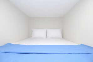 Double Room, 1 Double Bed | Free WiFi - Kamar Keluarga Bandara Mas Syariah (Tangerang)