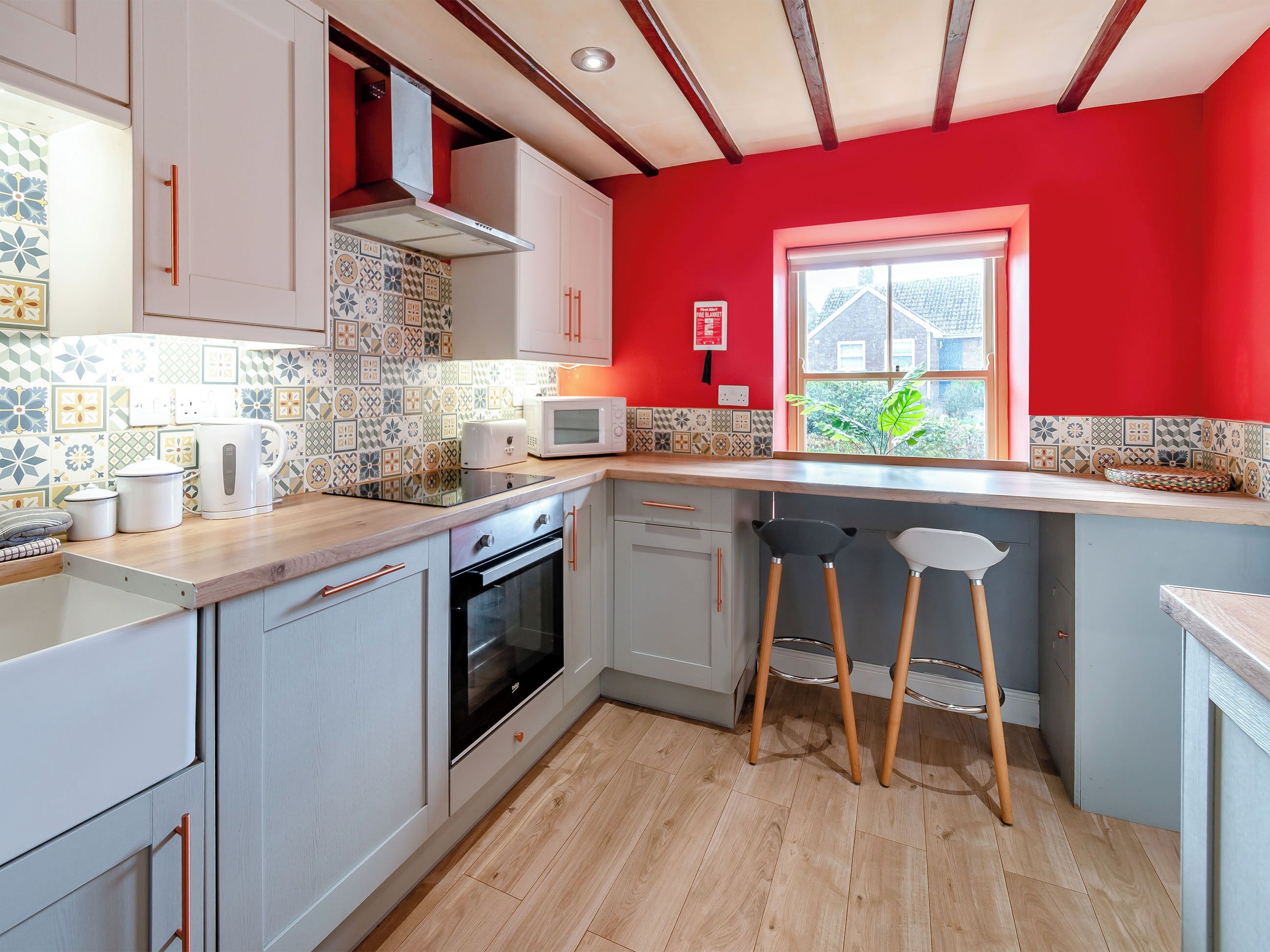 Oven, cookware/dishes/utensils, freezer