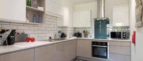 Geschirrspüler, Hochstuhl, Kochgeschirr/Geschirr/Besteck