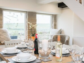 Dining - 4 bedroom accommodation in Wardlow, near Buxton (Wardlow, near Buxton)