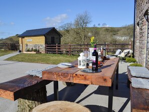 Outdoor dining - 3 bedroom accommodation in Llanddeusant, near Llangadog (Llanddeusant, near Llangadog)