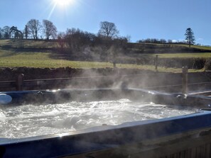Outdoor spa tub - 3 bedroom accommodation in Llanddeusant, near Llangadog (Llanddeusant, near Llangadog)