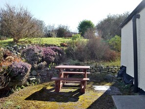Outdoor dining - 1 bedroom accommodation in Glenbarr, near Campbeltown (Glenbarr, near Campbeltown)