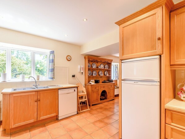 Syöttötuoli, keittoastiat/astiat/ruokailuvälineet