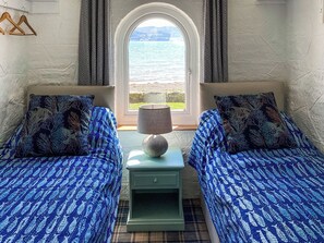 3 bedrooms, free WiFi, bed sheets - 3 bedroom accommodation in Llanfaes, Beaumaris, Anglesey (Llanfaes, Beaumaris, Anglesey)