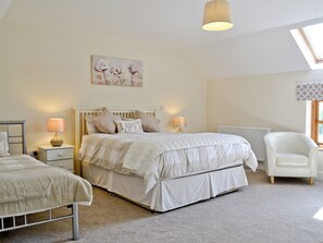 4 bedrooms, free WiFi, bed sheets, wheelchair access