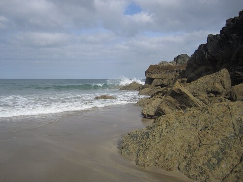 Cottage with sunny/secure garden, parking pets. Near pub/shop/beaches sleeps 7