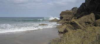 Cottage with sunny/secure garden, parking pets. Near pub/shop/beaches sleeps 7