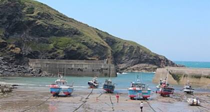 Cottage with sunny/secure garden, parking pets. Near pub/shop/beaches sleeps 7