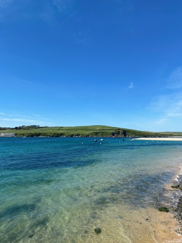 Cottage with sunny/secure garden, parking pets. Near pub/shop/beaches sleeps 7
