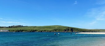 Cottage with sunny/secure garden, parking pets. Near pub/shop/beaches sleeps 7