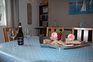 Dining - Cottage with sunny/secure garden, parking pets. Near pub/shop/beaches sleeps 7 (Wadebridge)