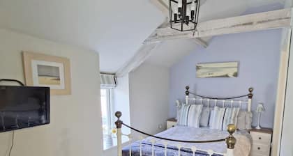 2 bedroom accommodation in Three Crosses, Gower, Swansea