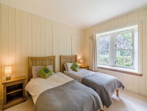 2 bedrooms, free WiFi, bed sheets - 2 bedroom accommodation in Bankfoot, near Dunkeld (Bankfoot, near Dunkeld)