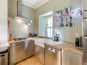 Dishwasher, cookware/dishes/utensils, freezer