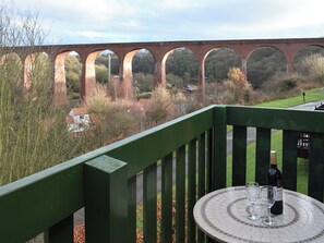 Outdoor dining - 3 bedroom accommodation in Whitby (Whitby)