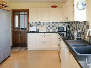 Dishwasher, cookware/dishes/utensils - 3 bedroom accommodation in Achnacarnin, near Lochinver (Achnacarnin, near Lochinver)