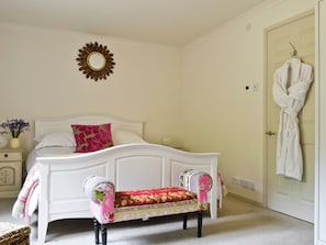 2 bedrooms, free WiFi, bed sheets - The Downs Barn Lodge (Frampton Mansell, near Stroud)