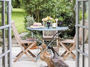Outdoor dining - The Downs Barn Lodge (Frampton Mansell, near Stroud)