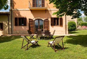 Outdoor dining - Bacco (Montefalco)