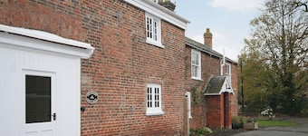 Granary Cottage - E5626