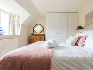 5 bedrooms, free WiFi, bed sheets, wheelchair access