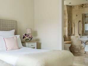5 bedrooms, free WiFi, bed sheets, wheelchair access
