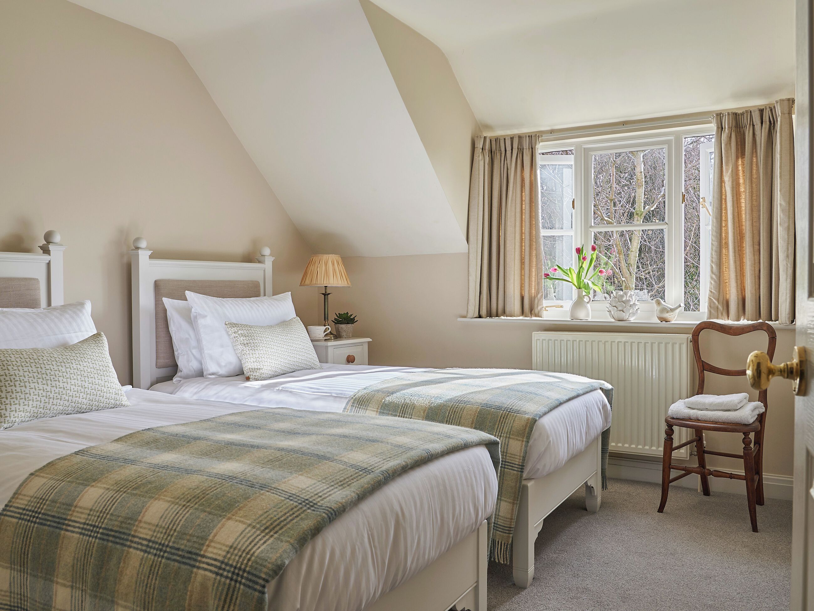 5 bedrooms, WiFi (free), bed sheets