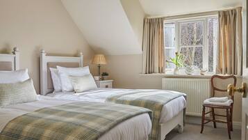 5 bedrooms, WiFi (free), bed sheets