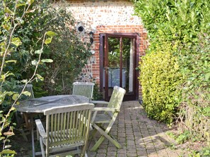 Outdoor dining - 2 bedroom accommodation in Catfield (Catfield)